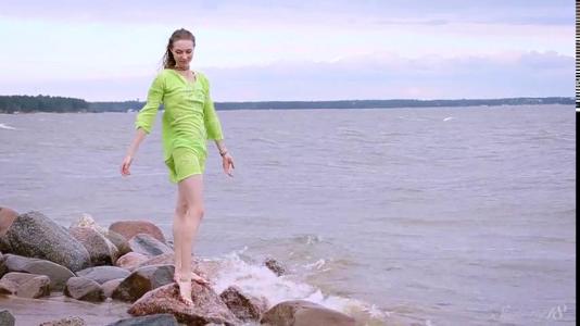 Превью Гимнастка демонстрирует свою бритую киску на камеру № 1509