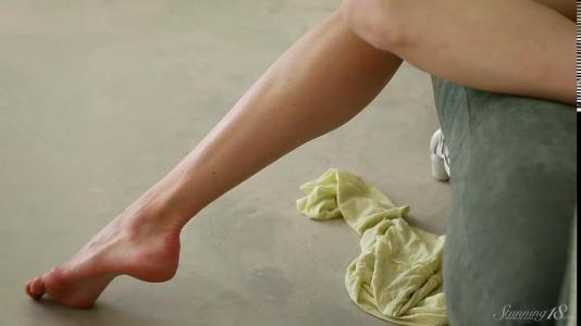 Превью Гимнастка демонстрирует свою бритую киску на камеру № 1509