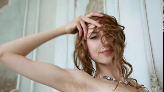 Превью Гимнастка демонстрирует свою бритую киску на камеру № 1509