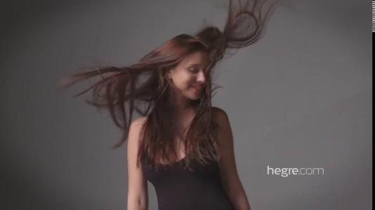 Превью Красотка засветила на камеру упругие сиськи и гладкую пилотку № 1568