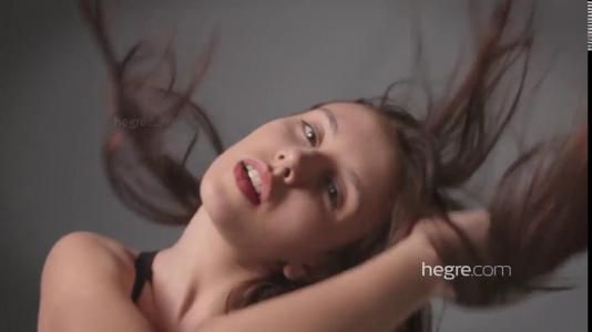 Превью Красотка засветила на камеру упругие сиськи и гладкую пилотку № 1568