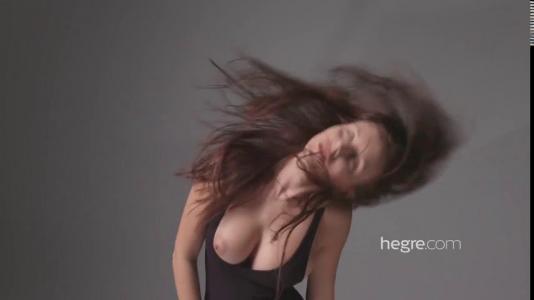 Превью Красотка засветила на камеру упругие сиськи и гладкую пилотку № 1568