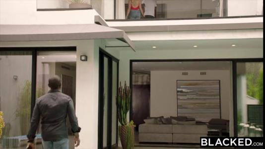 Превью Блондинка готова обслужить ротиком и киской сразу два черных члена № 1649