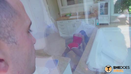 Превью Гибкая мулатка насаживается анальной дыркой на член приятеля № 17