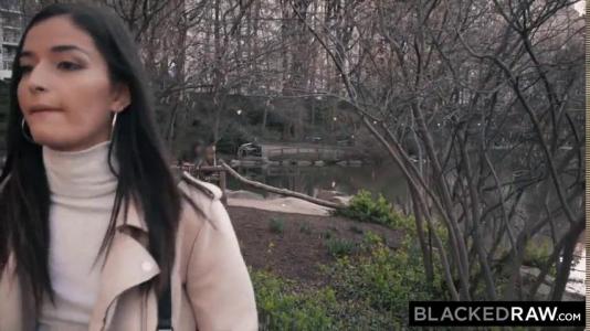 Превью Брюнетка заполучила в киску гигантский черный член своего приятеля № 1830