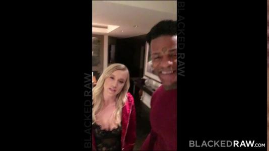 Превью Белокурая девица давится большим членом и трахается с негром № 1886