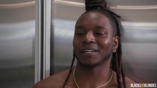 Превью Блондинка задыхаясь от удовольствия сосет негру № 19011