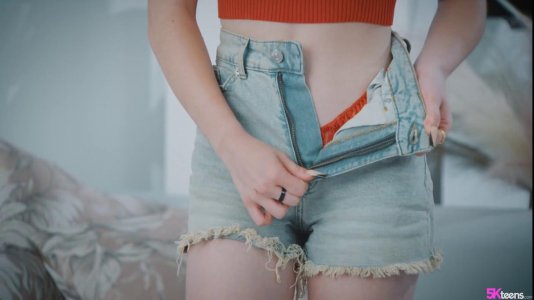 Превью Рыженькая с особой страстью сосет яйца приятеля № 19046