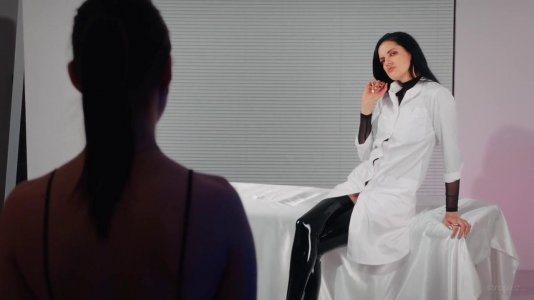 Превью Докторша оказалась талантливой лесбиянкой со страпоном № 19052