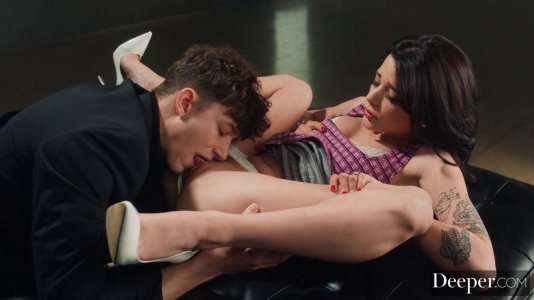 Превью Красивая брюнетка испытала оргазм от грубого секса № 19055