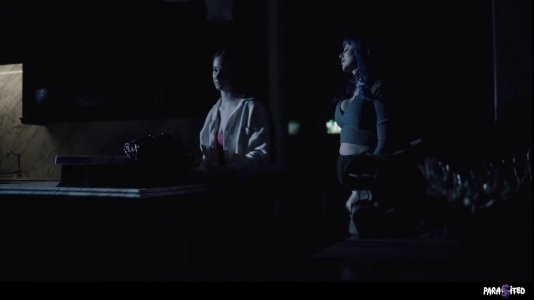 Превью Грудастая девка с голубыми волосами кайфует от лесби ласк № 19058