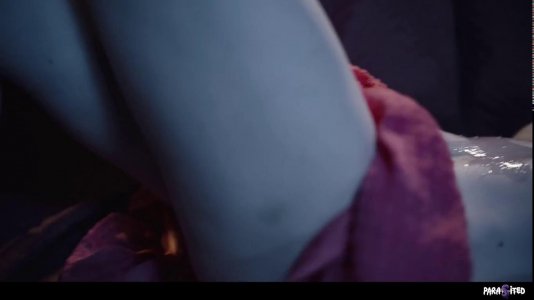 Грудастая девка с голубыми волосами кайфует от лесби ласк