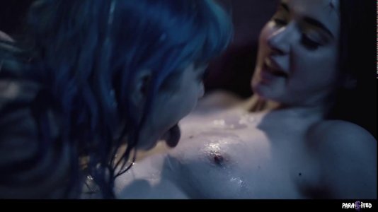 Превью Грудастая девка с голубыми волосами кайфует от лесби ласк № 19058