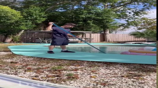 Превью Девушка в купальнике захотела трахнуться с соседом № 19073