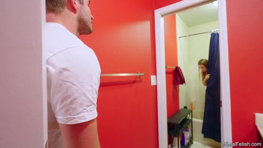 Грудастая подруга готова трахаться даже стоя у раковины