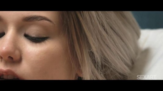 Превью Парень с девушкой красиво занимаются сексом в постели № 19093