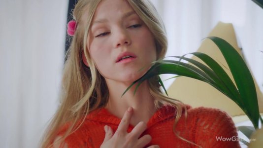 Превью Одинокая девица нежно мастурбирует свою пилотку № 19110