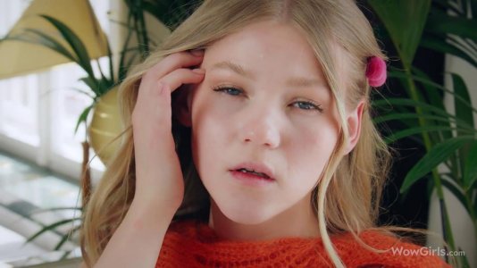 Превью Одинокая девица нежно мастурбирует свою пилотку № 19110