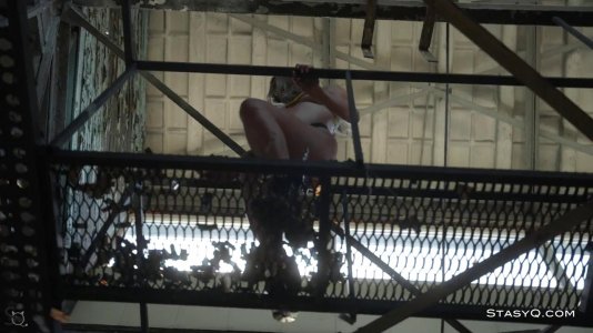 Превью Девушка в черных трусиках засветила аккуратные сиськи № 19128