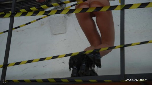 Превью Девушка в черных трусиках засветила аккуратные сиськи № 19128