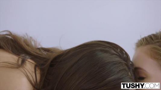 Превью Две подруги предлагают свои щелки симпатичному парню № 1913