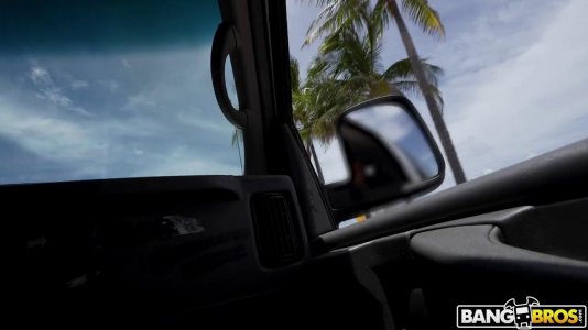 Превью Веселая блондинка трахается с пикапером в машине № 19140