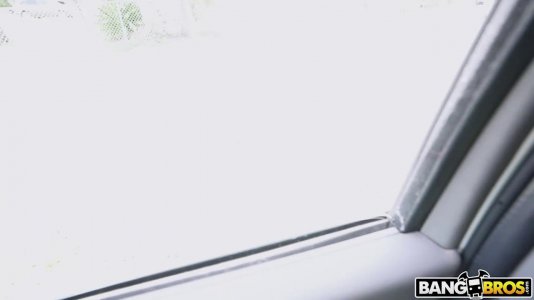 Превью Веселая блондинка трахается с пикапером в машине № 19140