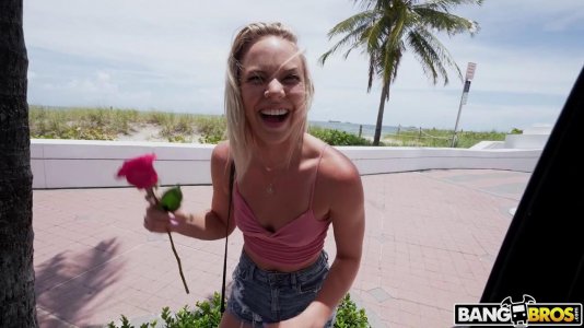 Превью Веселая блондинка трахается с пикапером в машине № 19140