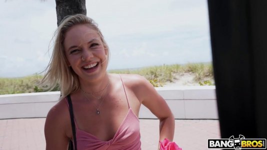 Превью Веселая блондинка трахается с пикапером в машине № 19140