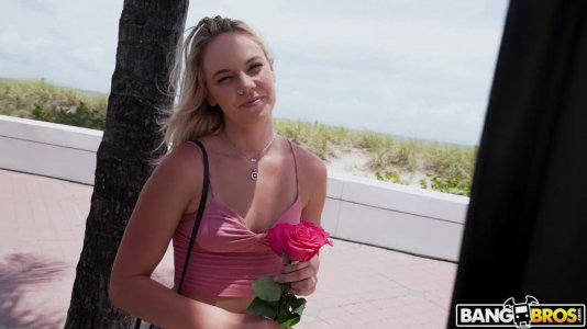 Превью Веселая блондинка трахается с пикапером в машине № 19140