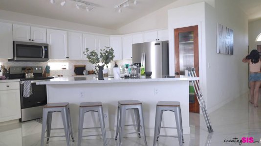 Превью Брюнетка с парнем потрахалась на столе с утра № 19145