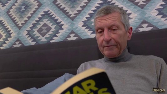 Превью Тощая девица кончила от кайфа на члене старика № 19154