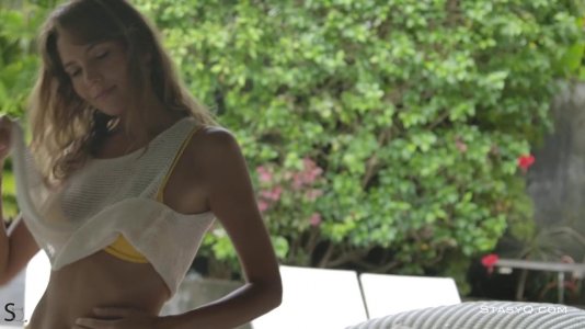 Превью Мокрая девушка нежно мастурбирует себе пилотку № 19180