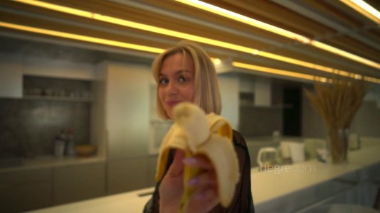 Превью Стройная блондинка любит ласкает свое роскошное тело № 19181