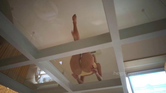 Превью Стройная блондинка любит ласкает свое роскошное тело № 19181