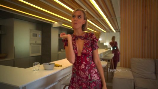 Стройная блондинка любит ласкает свое роскошное тело