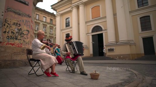 Стройная блондинка любит ласкает свое роскошное тело