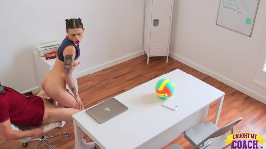 Девица прокатилась на члене инструктора по вождению