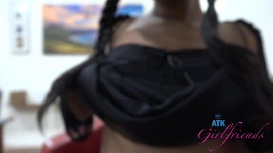 Превью Негритянка подставила шоколадную пизду для проникновения № 19221