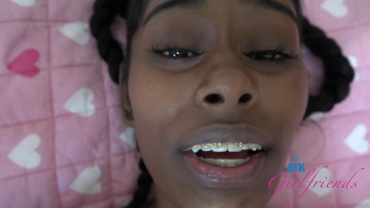 Превью Негритянка подставила шоколадную пизду для проникновения № 19221