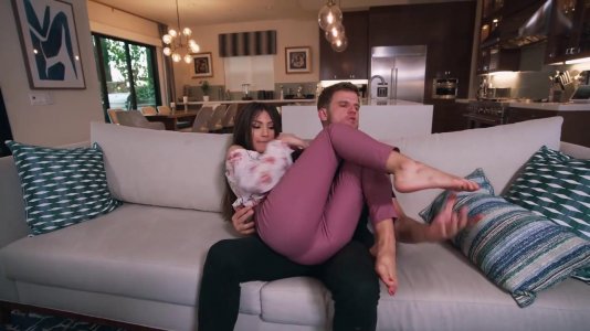 Превью Футфетишем красотка разгорячила ствол своего ухажера № 19287