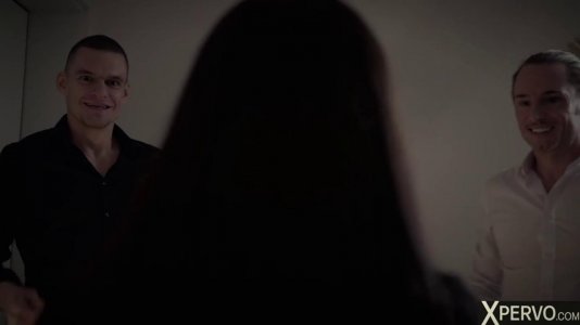 Превью Молодую развратницу парни ублажают с двух сторон № 19290