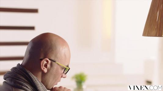 Превью Лысый мужик посадил на член рыженькую после классного минет № 1957