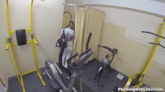 Превью Спортивный парень отымел телочку в пилотку на тренажерах № 214