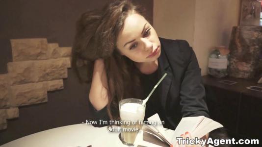 Превью Брюнетка прошла порно-кастинг, прокатившись на члене мужика № 215