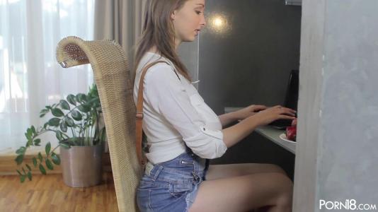 Превью Девка с огромными дойками обожает самостоятельно доводить себя до оргазма № 227