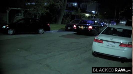 Превью Блондинка бурно кончает от огромного черного члена в своей киске № 237