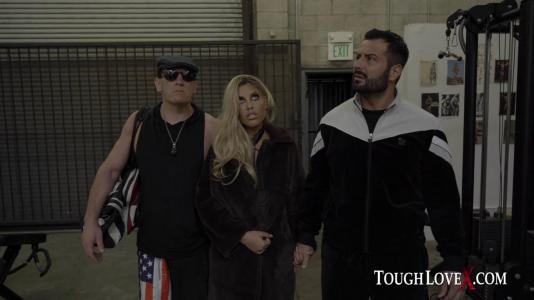 Превью Шикарная блондинка веселиться в постели только с настоящими мужчинами № 275