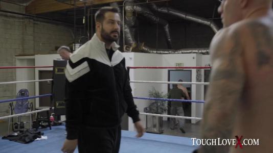 Шикарная блондинка веселиться в постели только с настоящими мужчинами