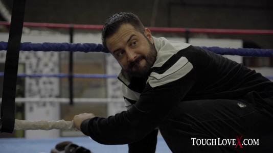 Шикарная блондинка веселиться в постели только с настоящими мужчинами